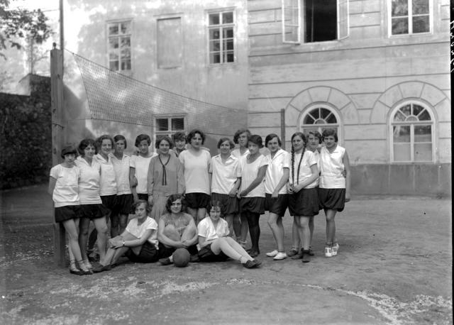 498 skupinka dívky s míčem škola Klášterák 20.léta   skupina,škola,sport,Tábor