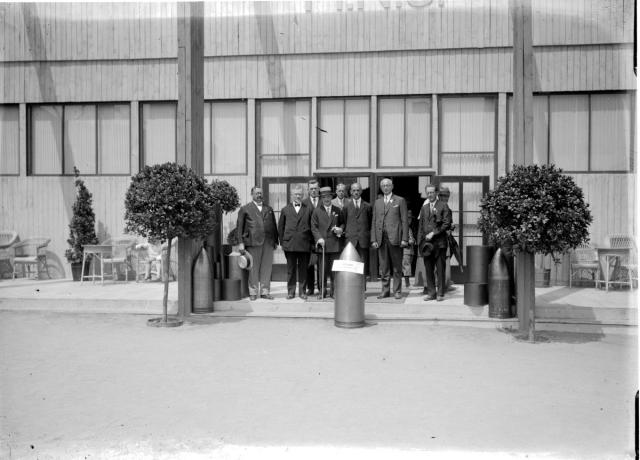 výstava 1929-zájezd Min. Beneše skupina menší u granátu do houfnice průměru 45cm   výstava,Tábor,bomba