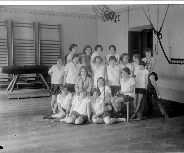 školní skupina  dívek v  tělocvičně   Tábor,interier,škola,sport