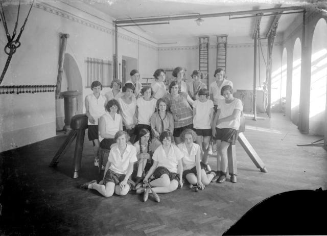 školní skupina dívek v  tělocvičně gymnázia   škola,Tábor,gymnázium,sport