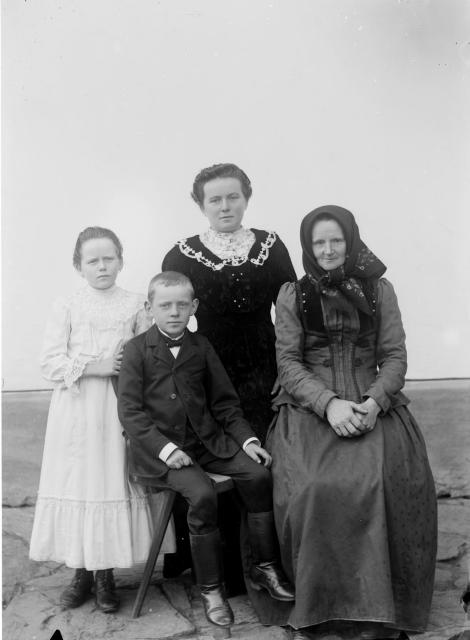 Rodina Hruškova z Bechyně 1908   Bechyně,postava, rodina Hruškova