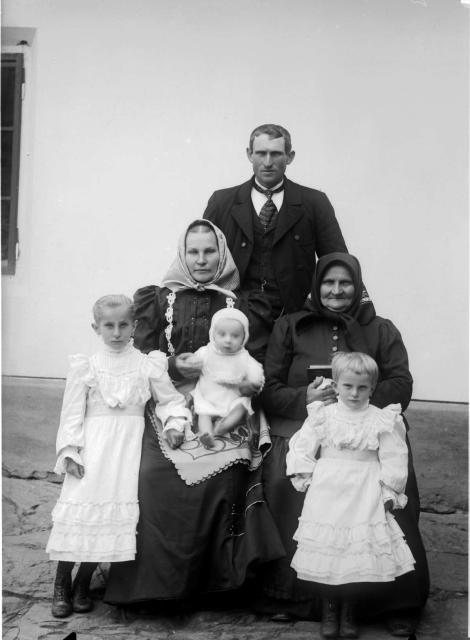 Rodina Hruškova z Bechyně 1908   Bechyně,postava, rodina Hruškova 