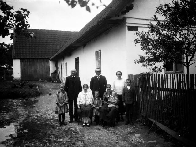Rodina Prokopova před stavením č.38 v Turovci 12. 7. 25