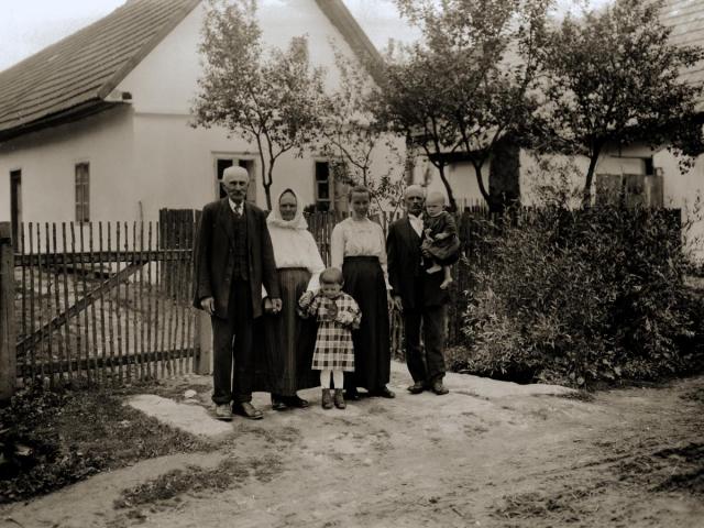 Rodina Prokopova  před domem č. 36 v Turovci 1925