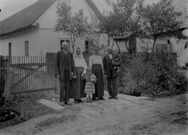 Rodina Prokopova  před domem č. 36 v Turovci 1925   skupina,rodina,Prokop,Turovec