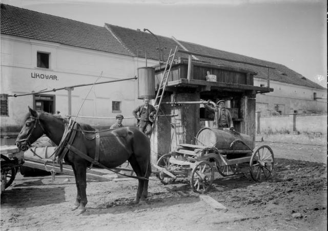 Lihovar Vejrec 1928, skupina s vozem   lihovar,Vejrec,průmysl