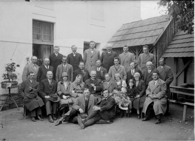  Skupina, vzadu uprostřed velkostatkář Havlík  určil Ing. Jiří Kroupa slavnost,skupina
