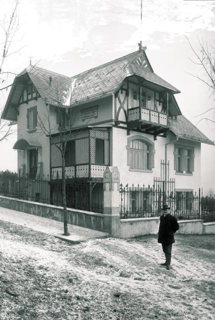 Stavitel sokolovny architekt Rudolf před svým dílem vilou Bellarií 