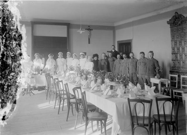 Lazaret,u stolu   nemocnice,první světová válka