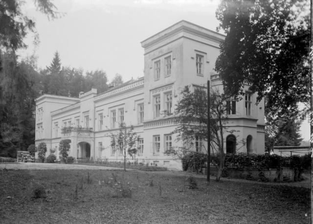 Zámek Oblajovice 2.9.1930  Jedni z posledních majitelů zámečku a statku, byli naši příbuzní (manželé Šantrů... zámek, Oblajovice,auto