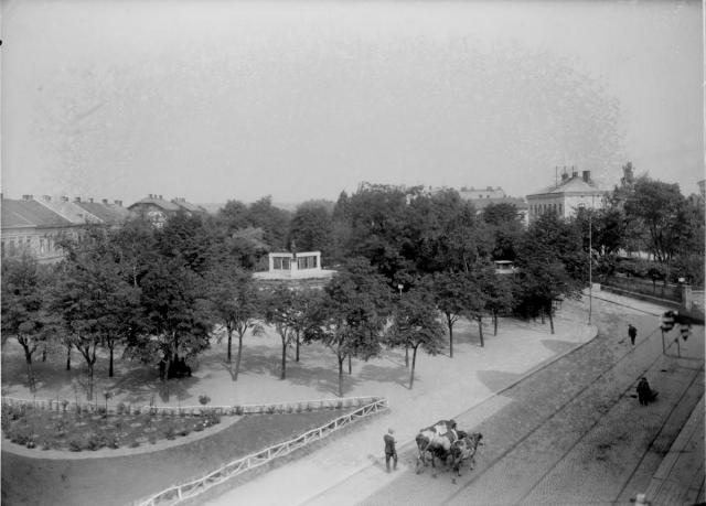 Husův park s pomníkem Jana Husa od Františka Bílka 10.9. 1929   Hus,park,Bílek,socha