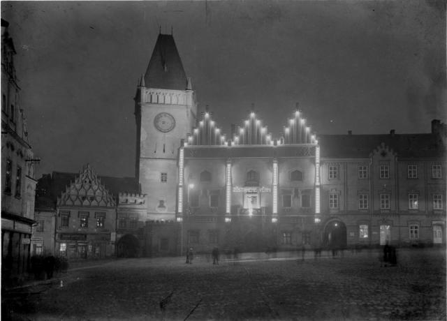 Slavnostní iluminační osvětlení před 7.3. 1930,presidentské oslavy Zůstaneme věrni  Tábor,slavnost,Masaryk,osvětlení,radnice,náměstí