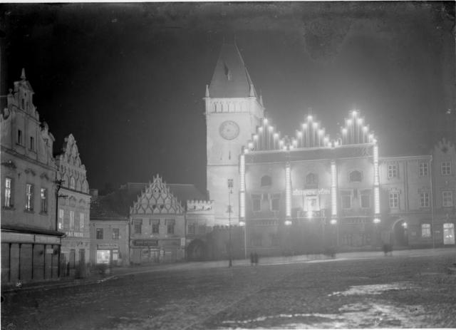 Slavnostní iluminační osvětlení před 7.3. 1930,presidentské oslavy Zůstaneme věrni  Tábor,slavnost,Masaryk,osvětlení,náměstí,radnice
