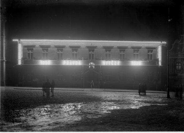 Slavnostní iluminační osvětlení před 7.3. 1930,presidentské oslavy Pravda vítězí  Tábor,slavnost,Masaryk,osvětlení,náměstí