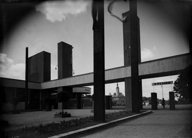 Hlavní brána výstavy, 1929  Jihočeská výstava v Táboře 1929 spojená s výstavou československého válečnictví ... Tábor,Jihočeská výstava