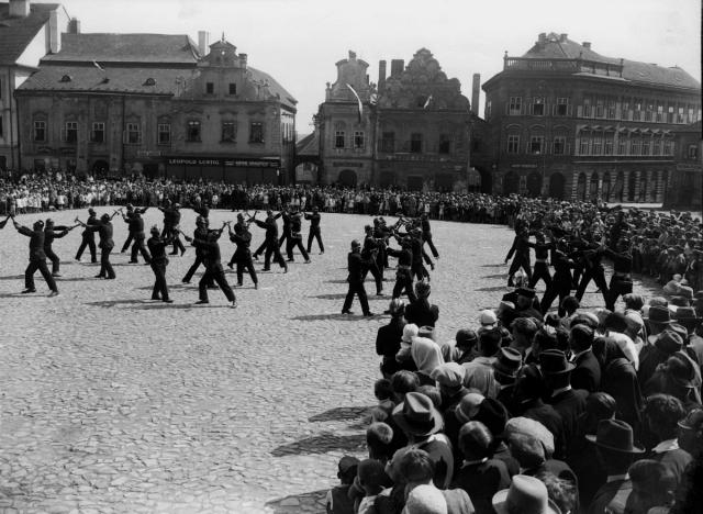 Cvičení hasičů v Táboře 1928 Leopold Lustig  Tábor,Žižkovo náměstí,hasiči