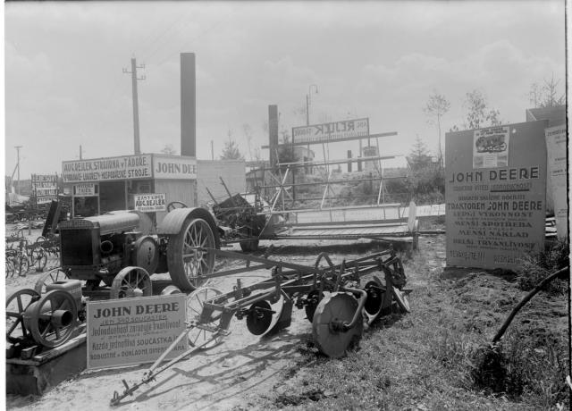 Jihočeská výstava, hospodářské stroje Aug,Rejlek strojírna v Táboře, John Deere traktor vítézí jednoduchostí, jen 540 součástek  Tábor,Jihočeská výstava