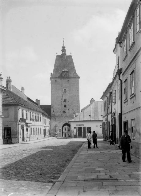 Jihlavská brána od západu,  Jihlavská brána od západu, z dnešní Palackého ulice,kolem 1910 R.Čech Pelhřimov, brána