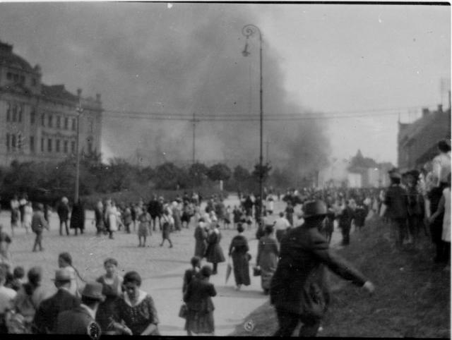 Požár v ulici 9. května vedle ateliéru Šechtl-Voseček  film 4,5x7 obráceně Tábor,požár,atelier,ulice 9.května,katastrofa,