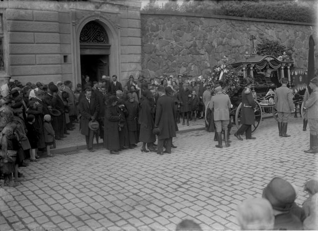 Pohřeb Jarka Posadovský 21. 6. 1928, před sokolovnou   Tábor,reportáž,pohřeb,Posadovský,Budějovická ulice