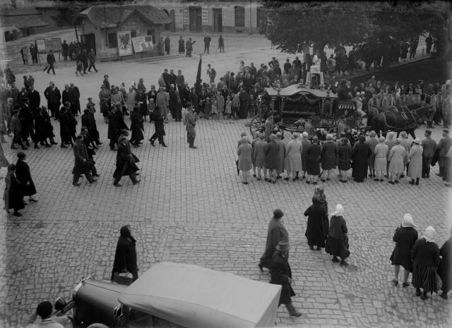 Pohřeb Jarka Posadovský 21. 6. 1928, Křižíkovo náměstí    Tábor,reportáž,pohřeb,Posadovský, Křižíkovo náměstí 
