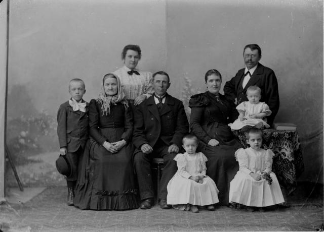 rodina Františka Pěnky  Jedná se o rodinu mého dědy Františka Pěnky.Na snímku tedy je- zprava František ... skupina