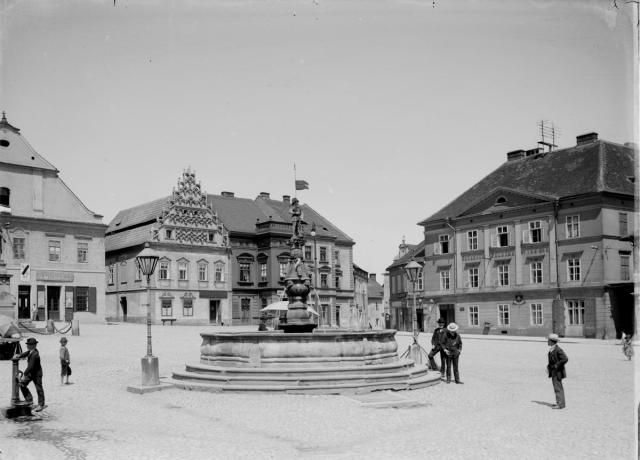Náměstí s kašnou  Fotografie pravděpodobně k příležitosti odhalení pomníku náměstí,kašna,pošta,Tábor