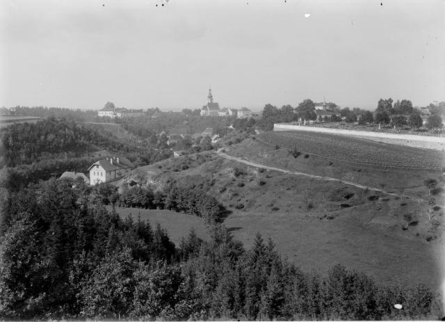 Chýnov  Červená Řečice Chýnov, vlevo vzadu zámek, vedle kostel, vpravo hřbitov-foceno z ... město