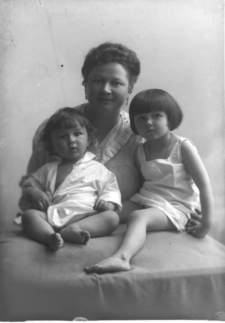 Pollaková Ida (*1880), Leopoldina (*1913) a Ervin (*1916)  Objevil jsem na jedné fotografii svou babičku, otce a tetu. Je to deska 3904, um... rodina,děti,Polak,Pollak