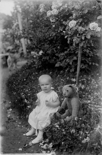 Dítě s medvědem a růží   postava, dítě
