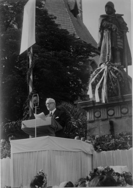 Edvard Beneš při projevu na Táborském náměstí   Edvard Beneš,president,Tábor