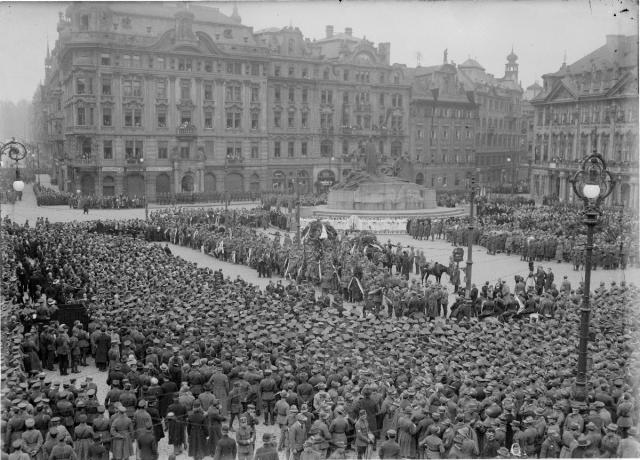 Legionáři na Staroměstském náměstí v Praze   Praha,Staroměstské náměstí