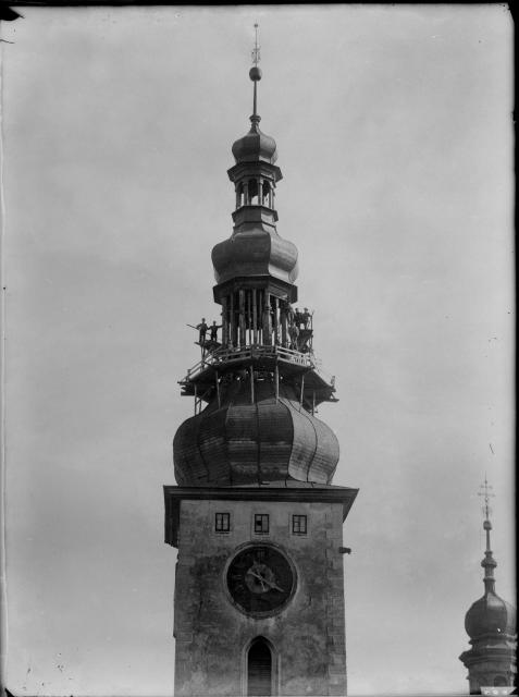 Oprava věže  Věž kostela Proměnění Páně na hoře Tábor byla poničena roku 1621 při obléhání cí... Tábor,náměstí,kostel,věž