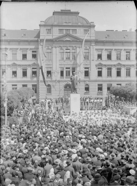Odhalení pomníku Antonína Švehly od J. V. Duška v roce 1935 před  Hospodářskou školou  také 1074 Tábor,socha,Ulice 9. května, Jan Vítězslav Dušek, pomník, Antonín Švehla, Hospod...