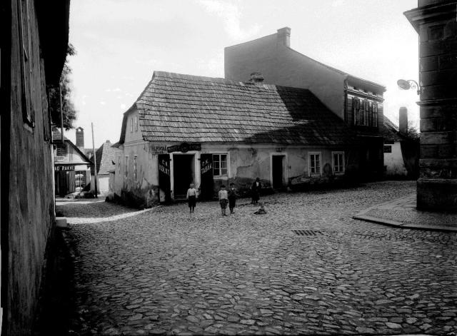 Filipovská ulice, dnes naše muzeum  Dům „U Lípy“ čp. 72 ve Filipovské Ulici, zbouraný před rokem 1908. Digitální rep... Filipovská ulice