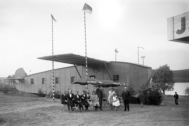 Budova Grand Hotelu ve tvaru letadla na výstavě 1929.