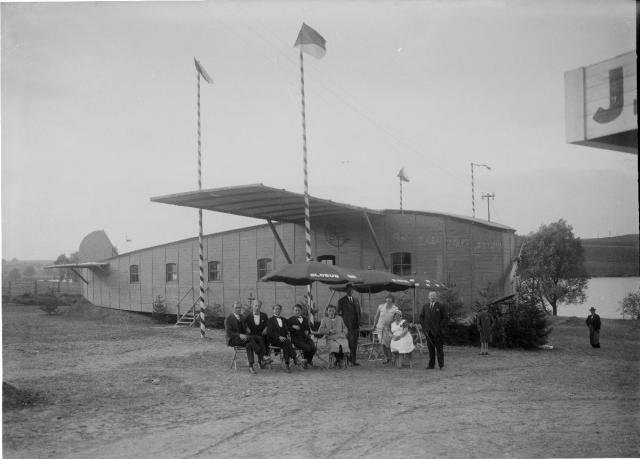 Budova Grand Hotelu ve tvaru letadla na výstavě 1929.  Vpravo stoji ředitel výstavního výboru A. Kroupa. Tábor,Jihočeská výstava,architektura,slavnost,restaurace