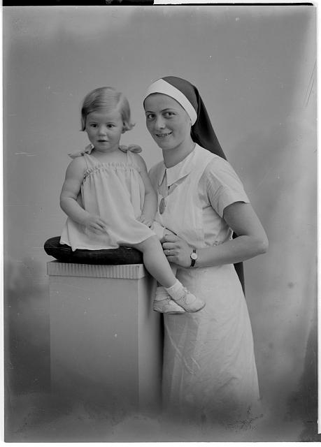 holčička se zdravotní sestrou v ateliéru n   dítě,portrét