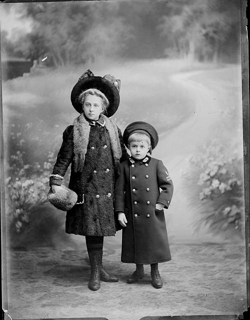 děti v zimě  na krabičce táborské budovy 1912,snímky rodinné a svatební 1911-1912 Pelhřimov V... postava,dítě,zima