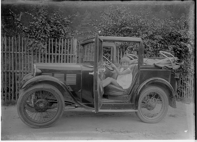 Holčička v autě,  německý automobil BMW DIXI (po roce 1927  dar od pana Poustky který je zachránil před vyvezením na skládku při vyklízení g... dítě,auto