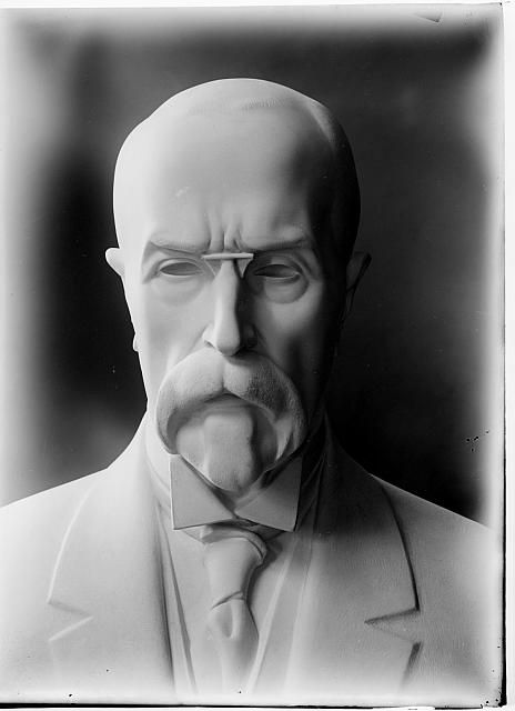 T. G. Masaryk od J. V. Duška  na obálce Pacov sochy od Jana Duška sign 399 inv.č. 141  socha