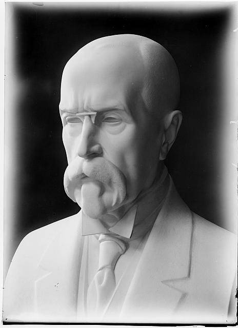 T. G. Masaryk od J. V. Duška  na obálce Pacov sochy od Jana Duška sign 399 inv.č. 140  socha
