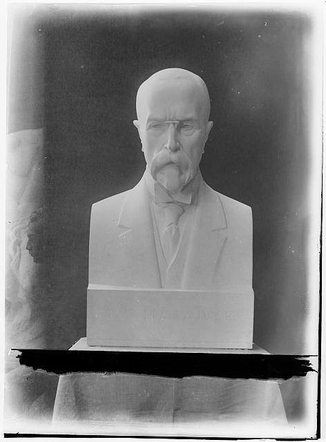 T. G. Masaryk od J. V. Duška  na obálce Pacov sochy od Jana Duška sign 399 inv.č. 138  socha