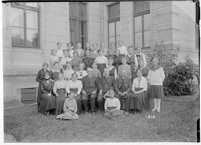 školní skupina v Pelhřimově  na obálce Pelhřimov školy 1915-1916   sign 71 inv.č. 168 škola