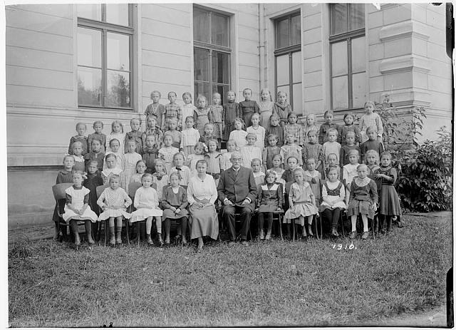 školní skupina v Pelhřimově  na obálce Pelhřimov školy 1915-1916   sign 71 inv.č. 169 škola