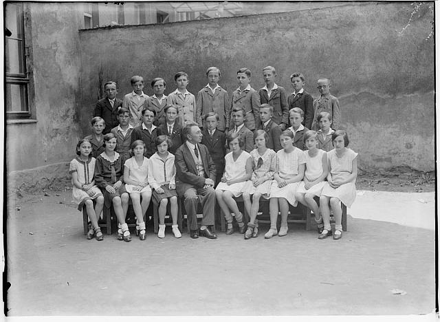 školní skupina v Pelhřimově  na obálce Pelhřimov školy 1915-1916   sign 420 inv.č. 173 škola