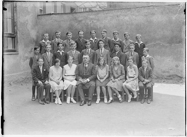 školní skupina v Pelhřimově  na obálce Pelhřimov školy 1915-1916   sign 420 inv.č. 174 škola