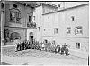 Zajatci před budovou zámku 1914-1915 Pelhřimov
