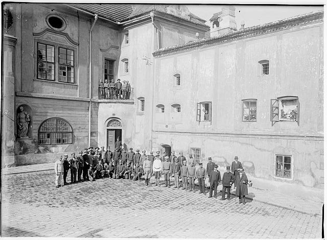 Zajatci před budovou zámku 1914-1915 Pelhřimov  na obálce   vojsko vojenská nemocnice  Pelhřimov1914-15 sign 41 inv.č. 236 voják,Pelhřimov