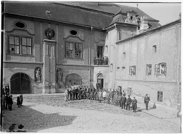 Pelhřimov zajatci před budovou zámku  na obálce   vojsko vojenská nemocnice  Pelhřimov1914-15 sign 41 inv.č. 237 voják,Pelhřimov